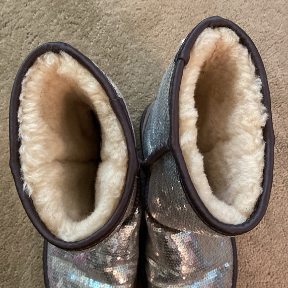 UGG CLASSIC SHORT SILVER SEQUIN BOOTS SIZE 7 - Picture 3 of 15